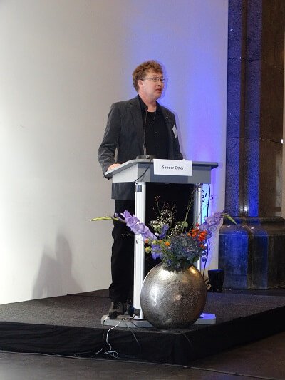 Sander Otter achter spreekgestoelte